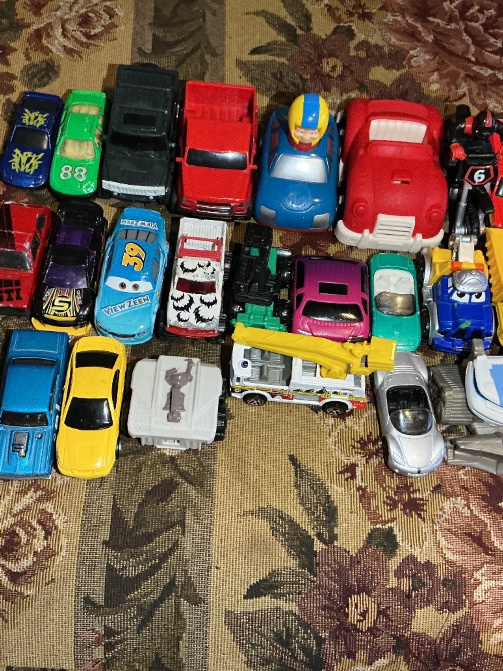 23 Hot wheels Matchbox Maisto mattel and More Toy cars